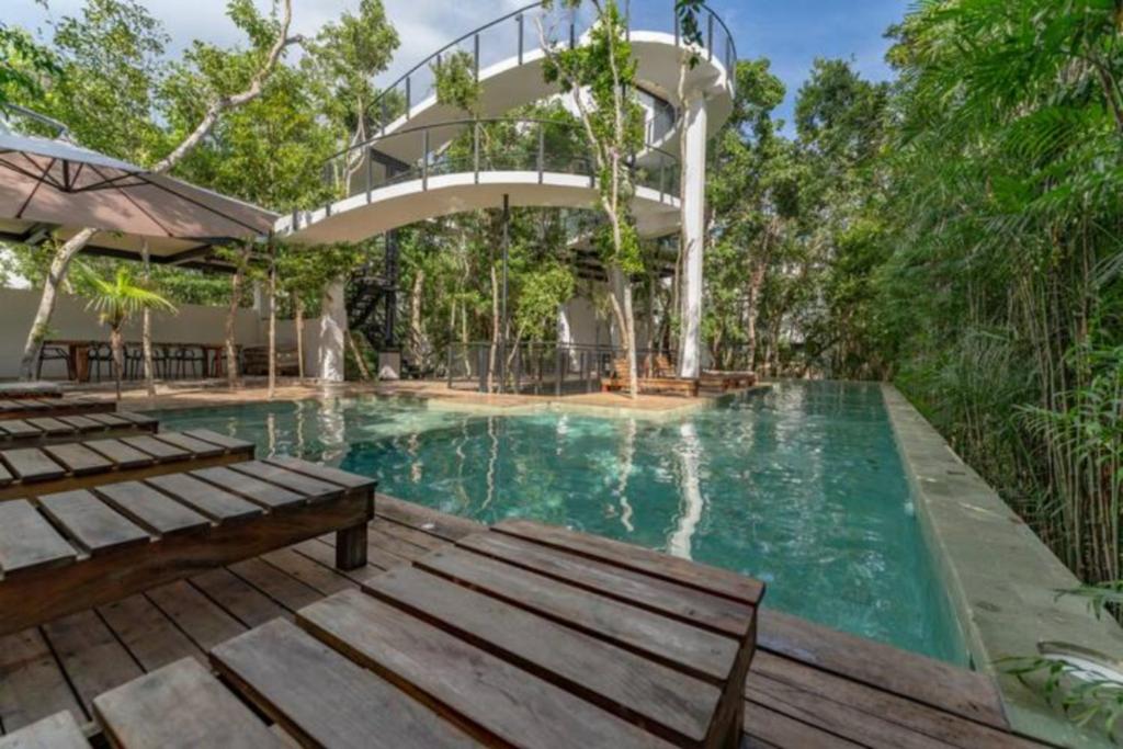 图卢姆Exclusive Villa "Town House" Luxury Amenities in Tulum的中间设有滑梯的游泳池