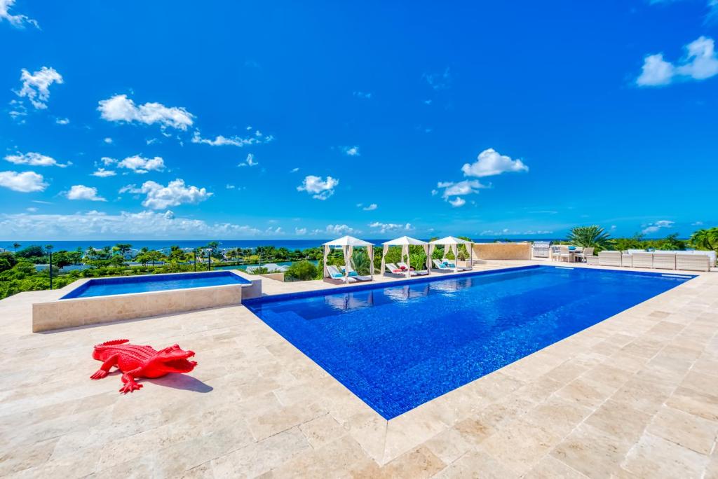 贝尔龙格Villa El Grande Azure的一座带游泳池和大海的别墅