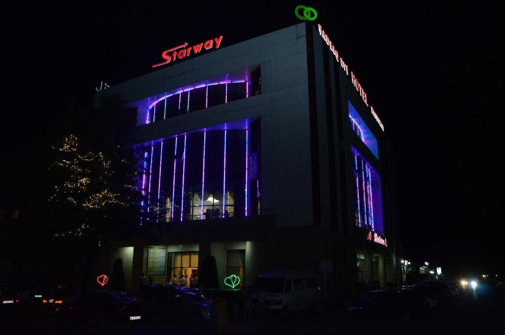 连科兰星程酒店的一座在晚上有索尼标志的建筑