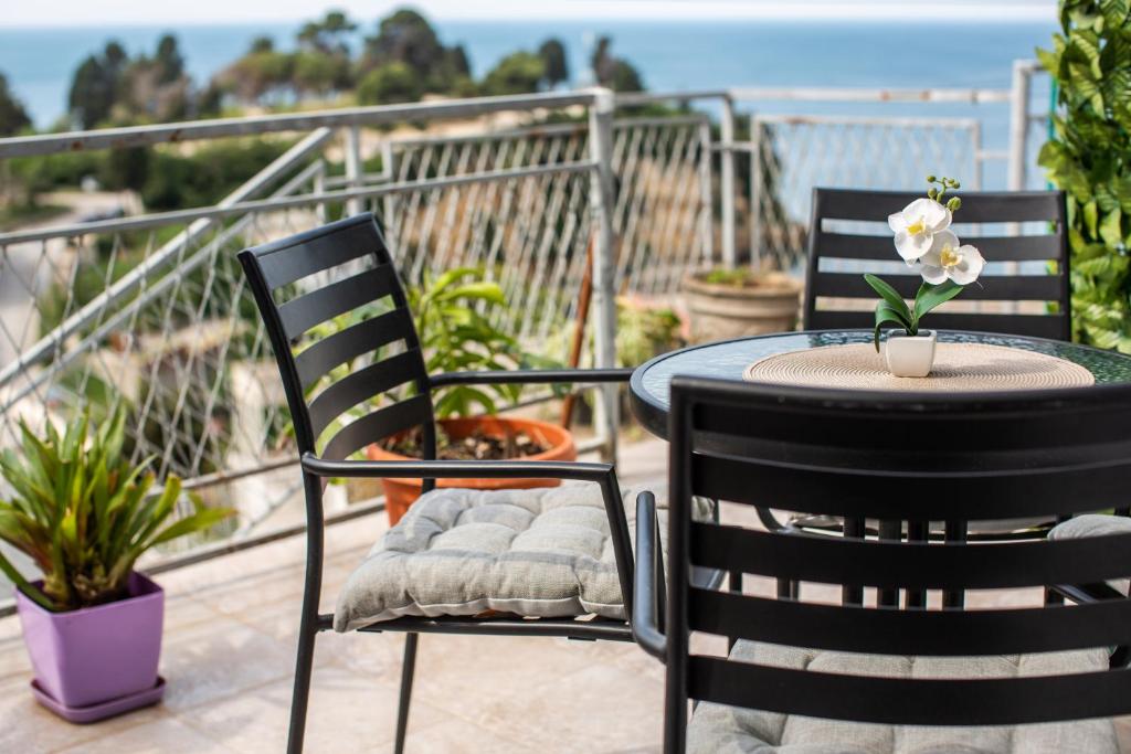 乌尔齐尼Apartments Jelena Ulcinj的阳台上配有两把椅子和一张桌子,享有海景