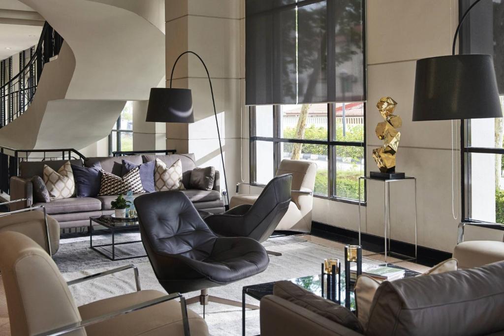 峇六拜AC Hotel by Marriott Penang的客厅配有沙发和椅子