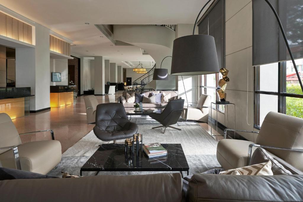 峇六拜AC Hotel by Marriott Penang的客厅配有沙发和桌子