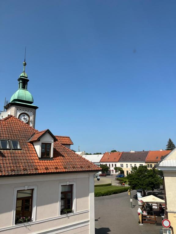 多克西Penzion U Radnice的一座建筑的顶部有一个钟楼