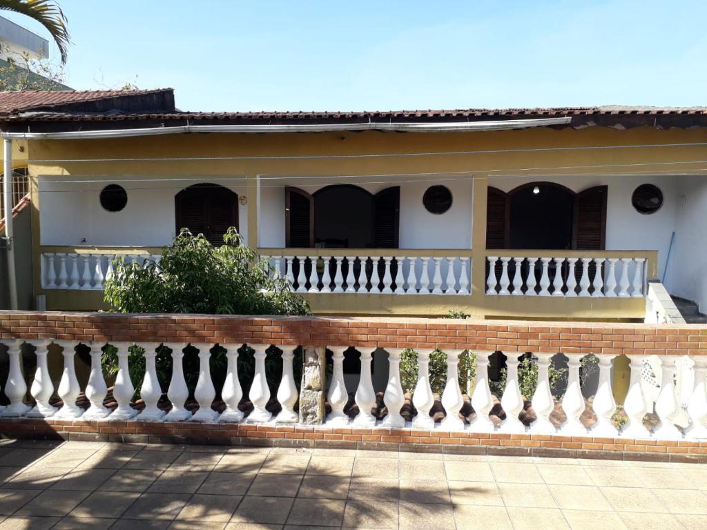 伯迪亚哥Hostel Canto de Bertioga的前面有白色围栏的房子
