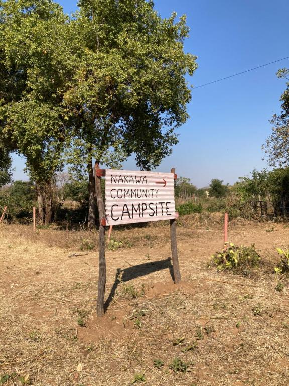 KazungulaNakawa Community Campsite的坐在田野中间的标志