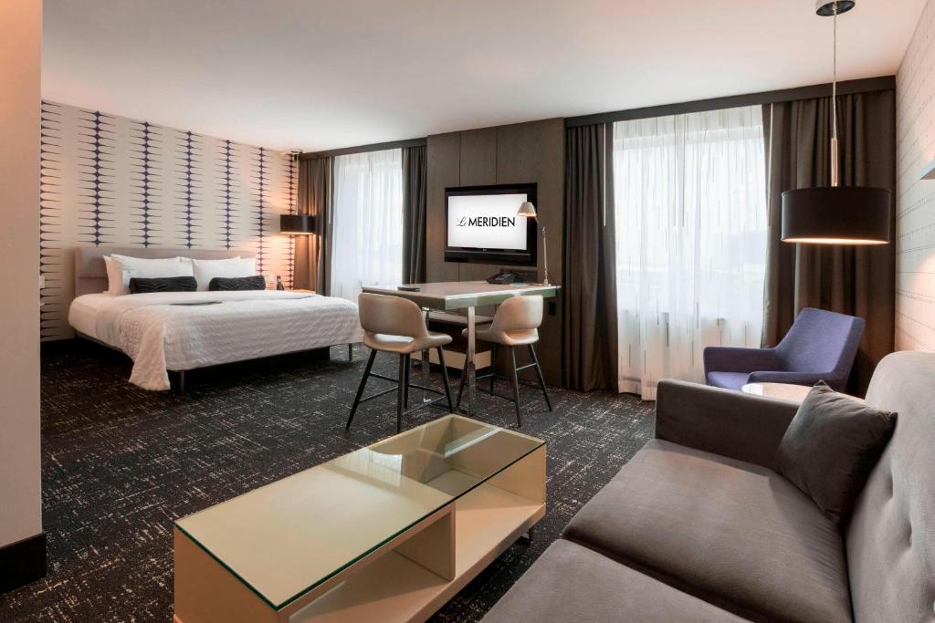达拉斯达拉斯格拉瑞亚艾美酒店的酒店客房设有床和客厅。