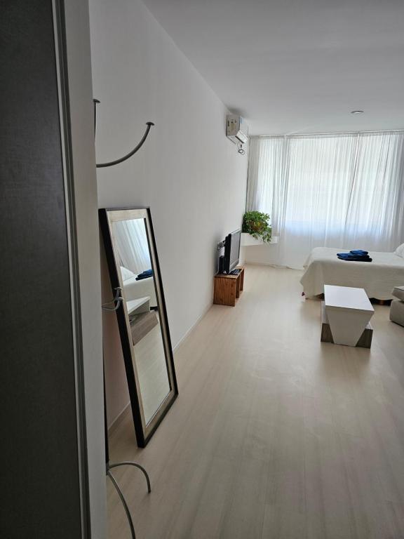 布宜诺斯艾利斯LaMari的白色的客房配有镜子和床