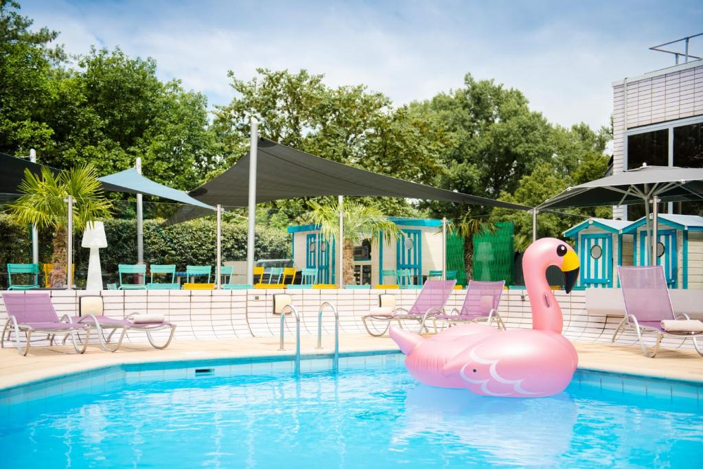 里昂里昂热尔兰博物馆德汇流宜必思酒店的游泳池里的粉红色充气天鹅