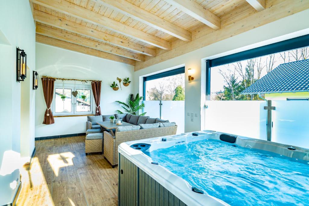 菲希塔赫Riedbach-Lodge的一间大浴室,内设一个大浴缸