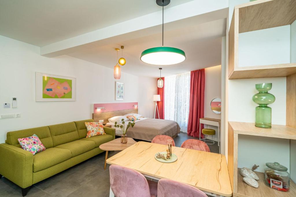 察夫塔特Apartments Olea的客厅配有绿色沙发和桌子