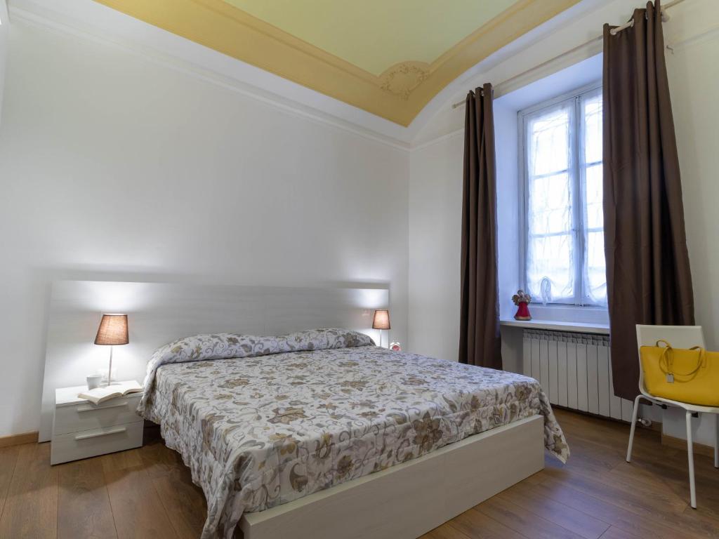 莱科Le Montagne - Le Casette di Osvaldo的一间卧室设有一张大床和一个窗户。