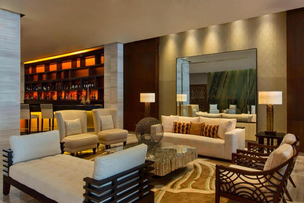 巴拿马城巴拿马威斯汀酒店的客厅配有白色家具和镜子