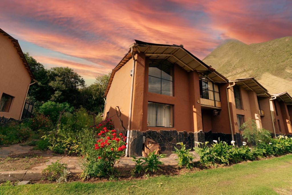 乌鲁班巴Casa cabaña privada en el Valle Sagrado Urubamba的前面有鲜花的房子