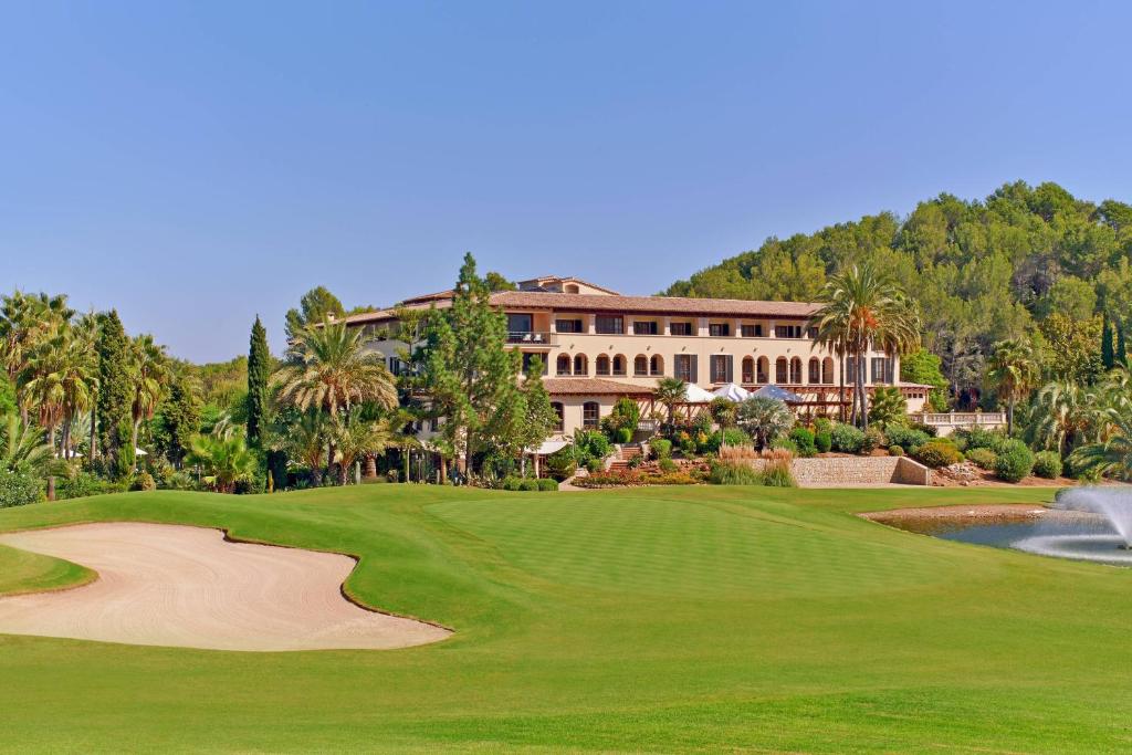 马略卡岛帕尔马Sheraton Mallorca Arabella Golf Hotel的享有度假村高尔夫球场的景致。