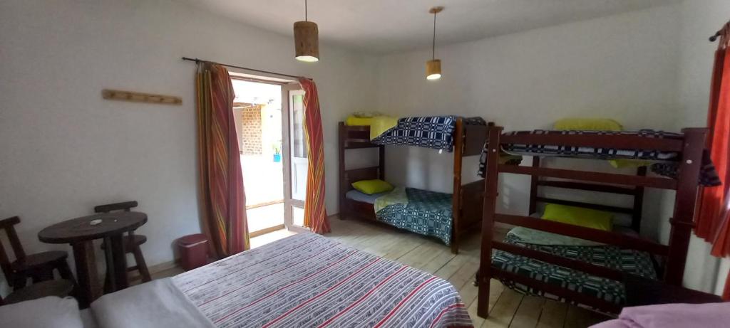 锡帕基拉Venta del Espino的一间卧室设有两张双层床和一扇窗户。