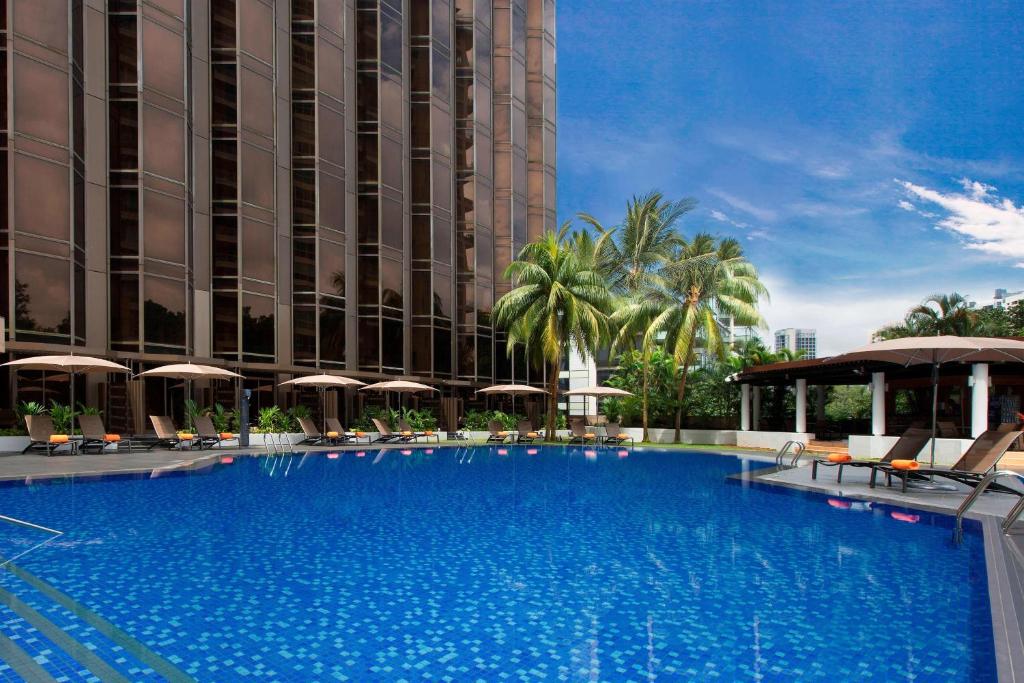 新加坡Sheraton Towers Singapore Hotel的大楼前的大型游泳池