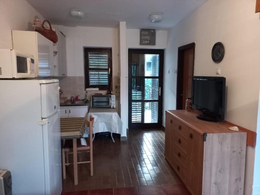 东兹斯托里弗Apartments IRINA的厨房配有白色冰箱和桌子