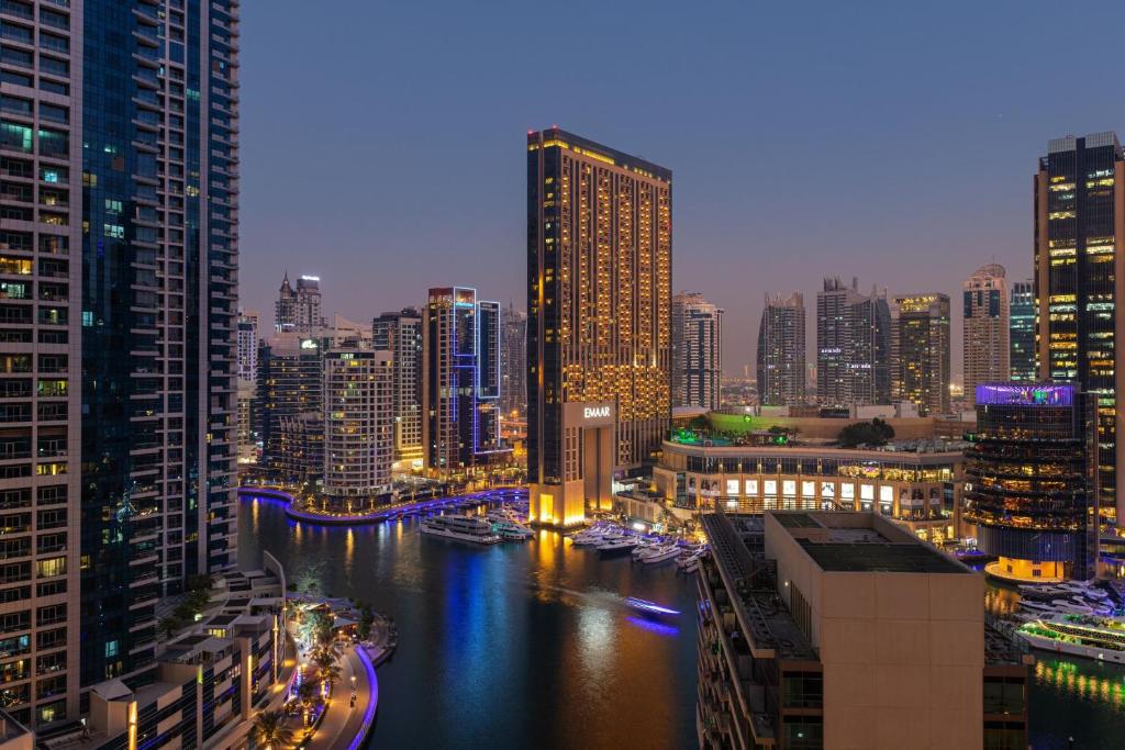 迪拜朱美拉海滩华美达广场酒店的城市的河流美景