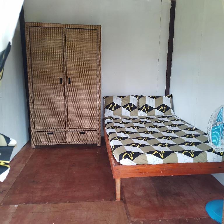 San IsidroKlay's tiny home的一张位于带橱柜的房间的床