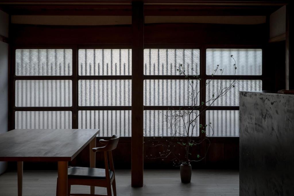白川村施洛亚玛坎日式旅馆的客房设有3扇窗户和桌椅。
