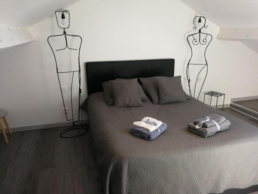 塔布palalain appartement的一间卧室配有一张带两个五角形床的卧室