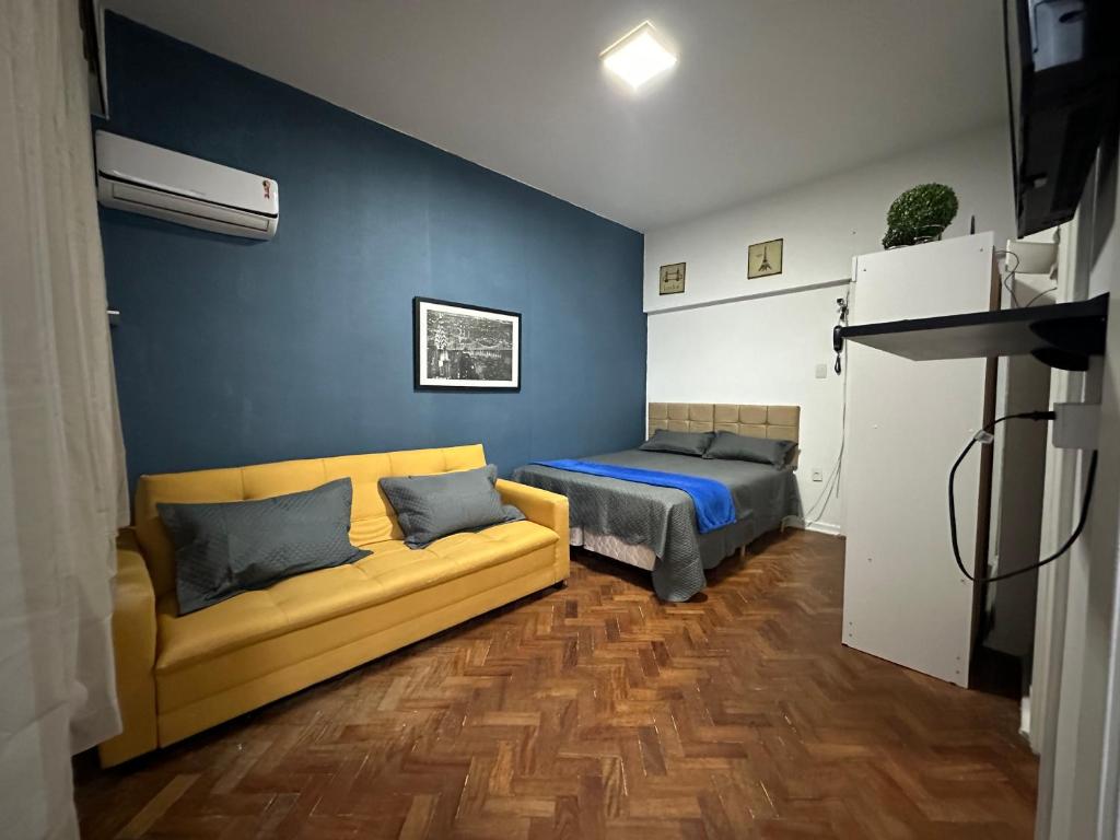 里约热内卢Residencial Praia do Flamengo - Zona Sul Rio de Janeiro的客厅配有沙发和1张床