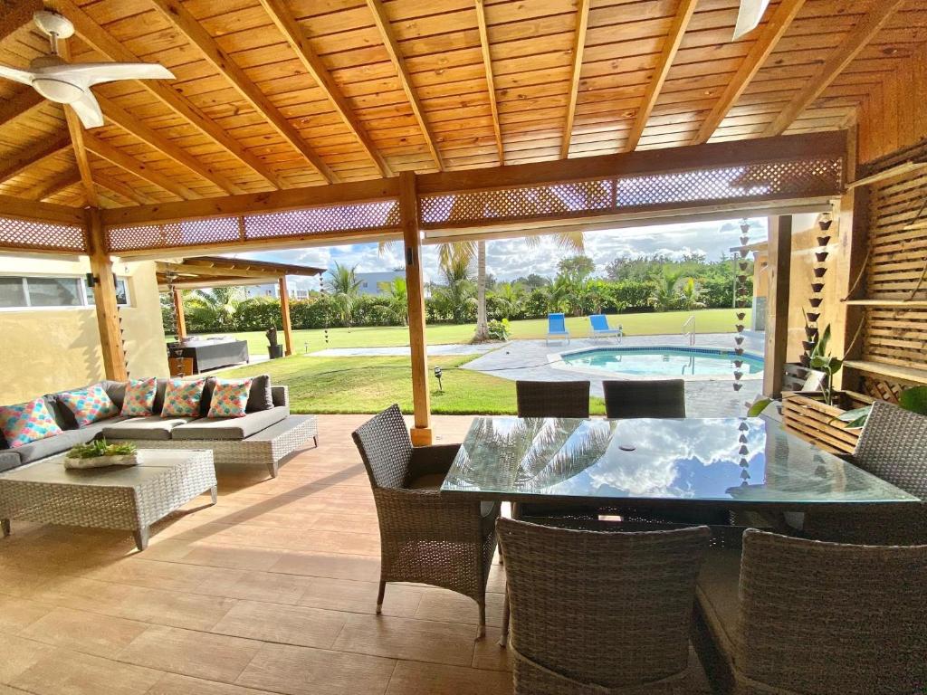 璜多里奥Bright Gorgeous Fully Equipped Villa W- Pool的一个带桌椅的庭院和一个游泳池