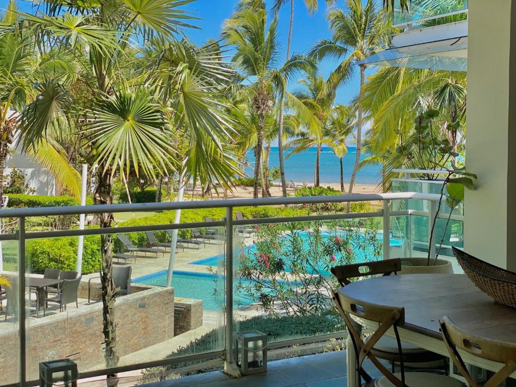 El LimónStunning Beachfront Condo With Private Beach, Las Terrenas-el Limn的阳台配有桌子,享有海景。