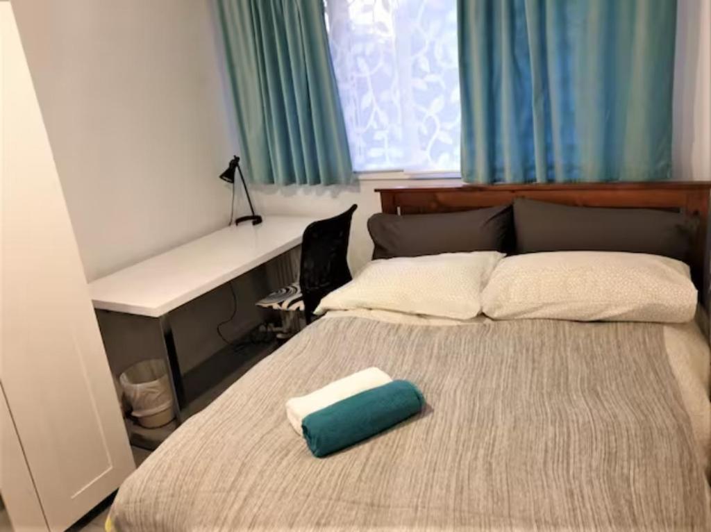 堪培拉Private Room in a Shared House-Close to City & ANU-2的一间卧室配有一张大床,上面有绿色枕头