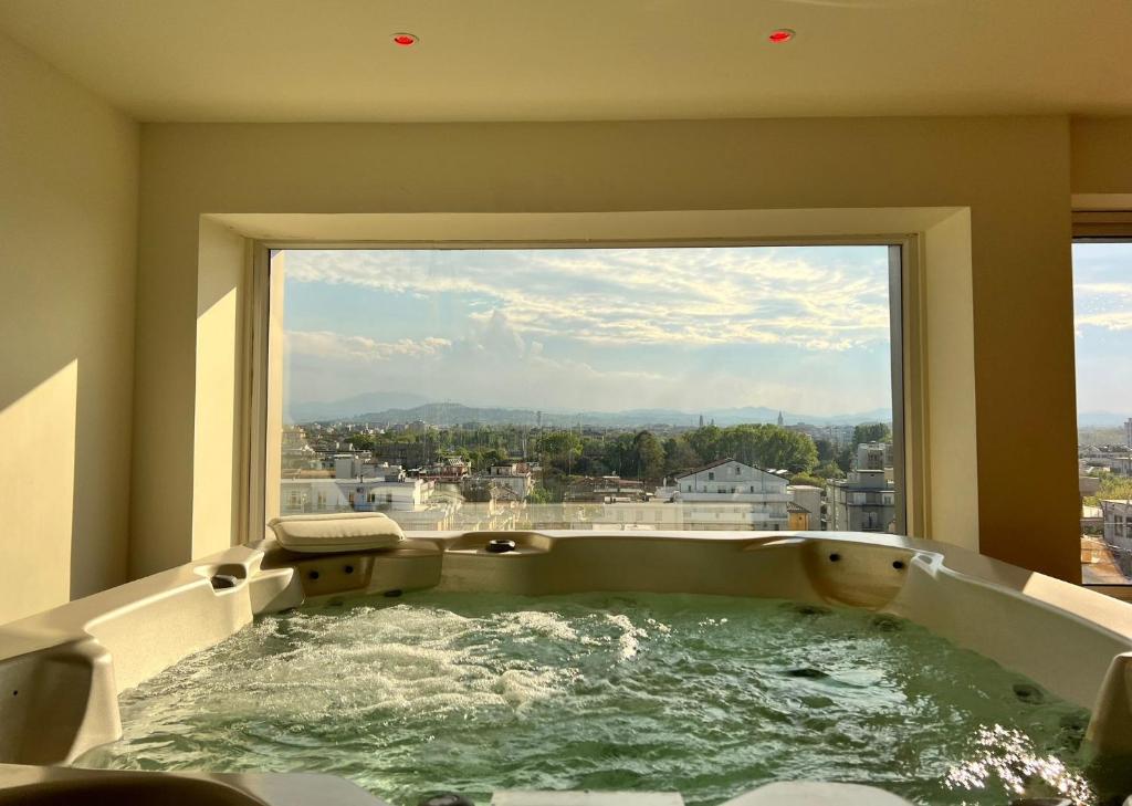 里米尼国家酒店的带浴缸的大窗户