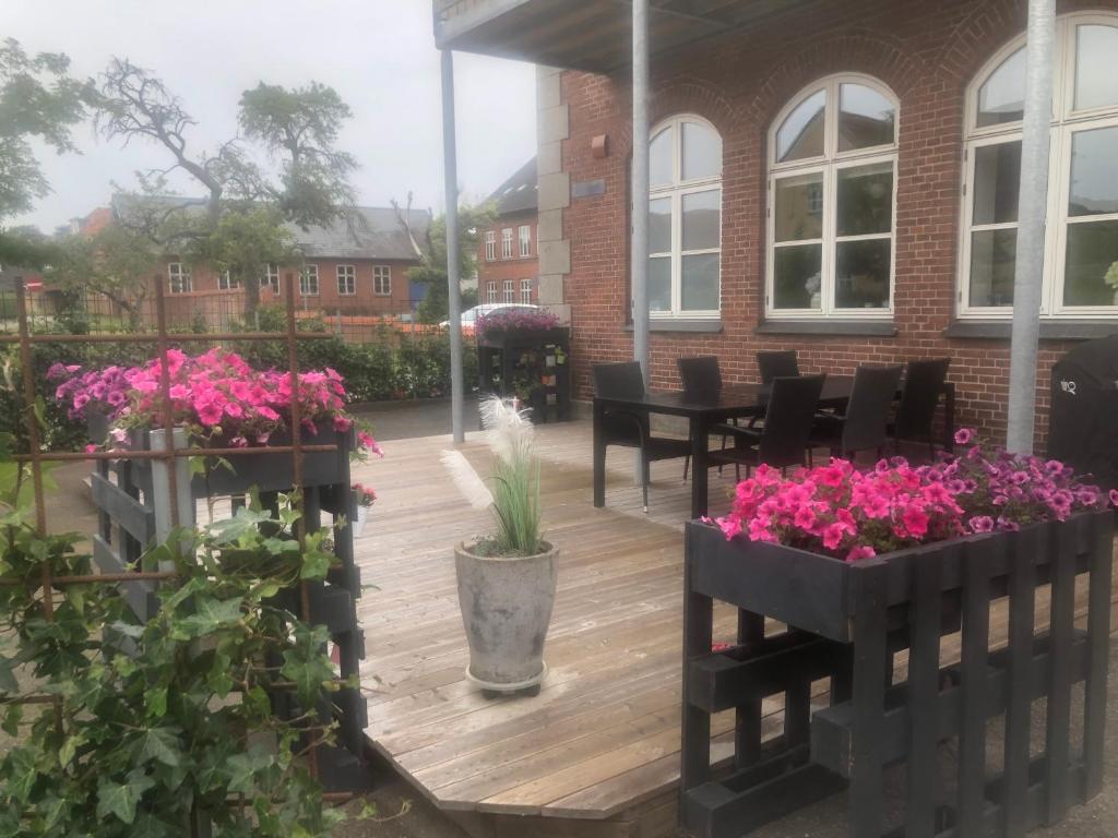 马斯塔尔Den lille Skole - Ferie på Ærø i Marstal by的种有花草的庭院