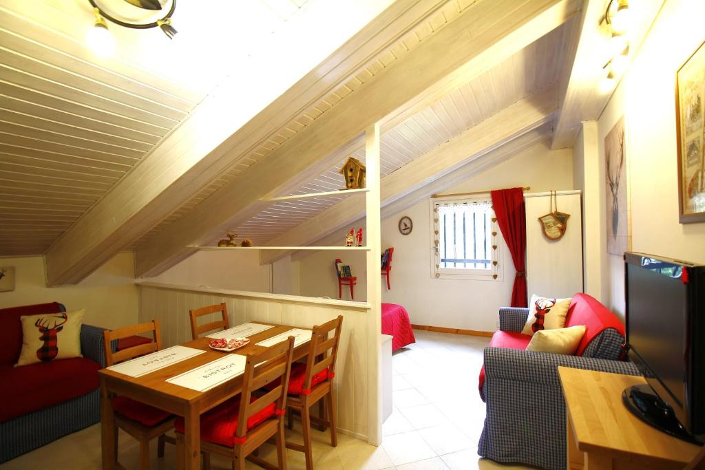 普拉吉拉托Il nido di Marelisa的用餐室以及带桌椅的起居室。