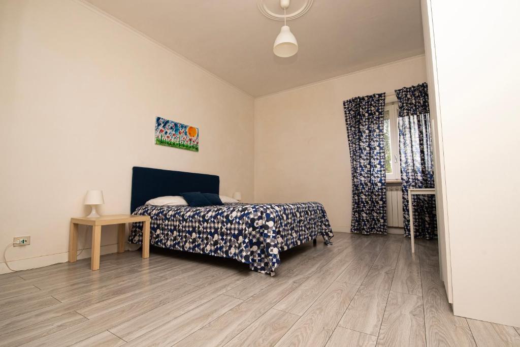 瓦尔蒙托内雷莫公寓的一间卧室配有一张床,铺有木地板