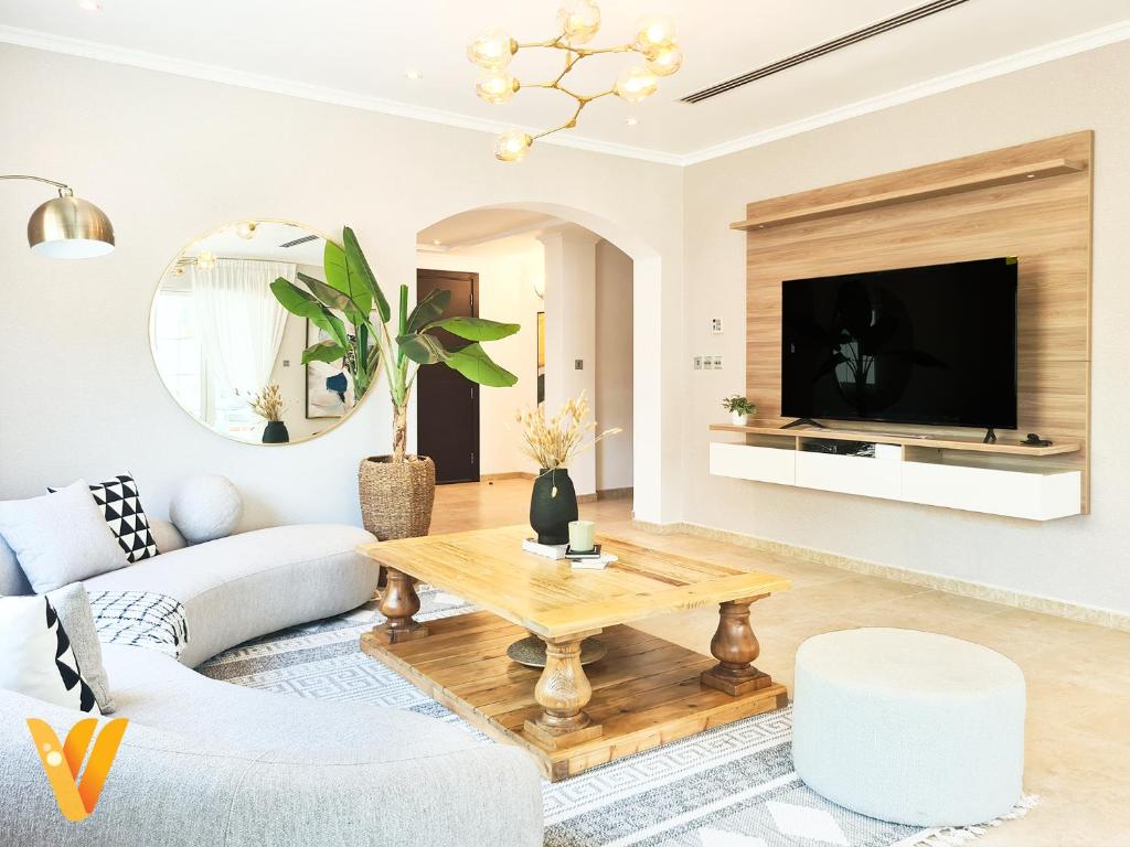 迪拜Luxury 3BR Private Villa and Elaborate Gardens的客厅配有沙发和桌子