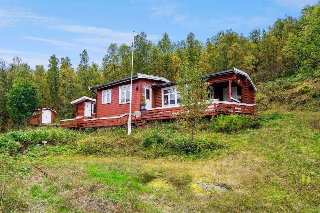 SvensbyCozy and spacious cabin的田野上山丘上的木屋
