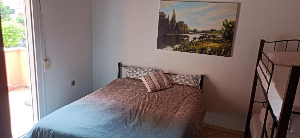 尼亚米卡尼奥纳DESPOINA APARTMENT 3 Relax的卧室配有一张床,墙上挂有绘画作品