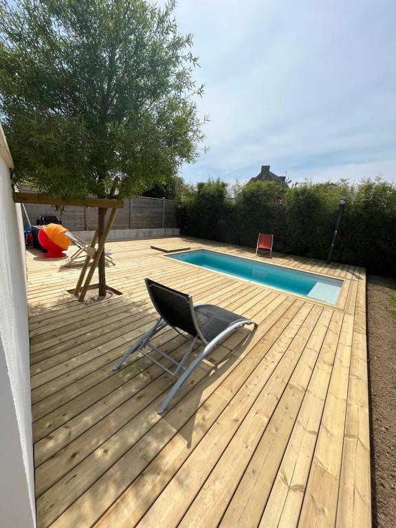 Beaussais sur MerCharmante maison avec piscine的游泳池旁甲板上的椅子