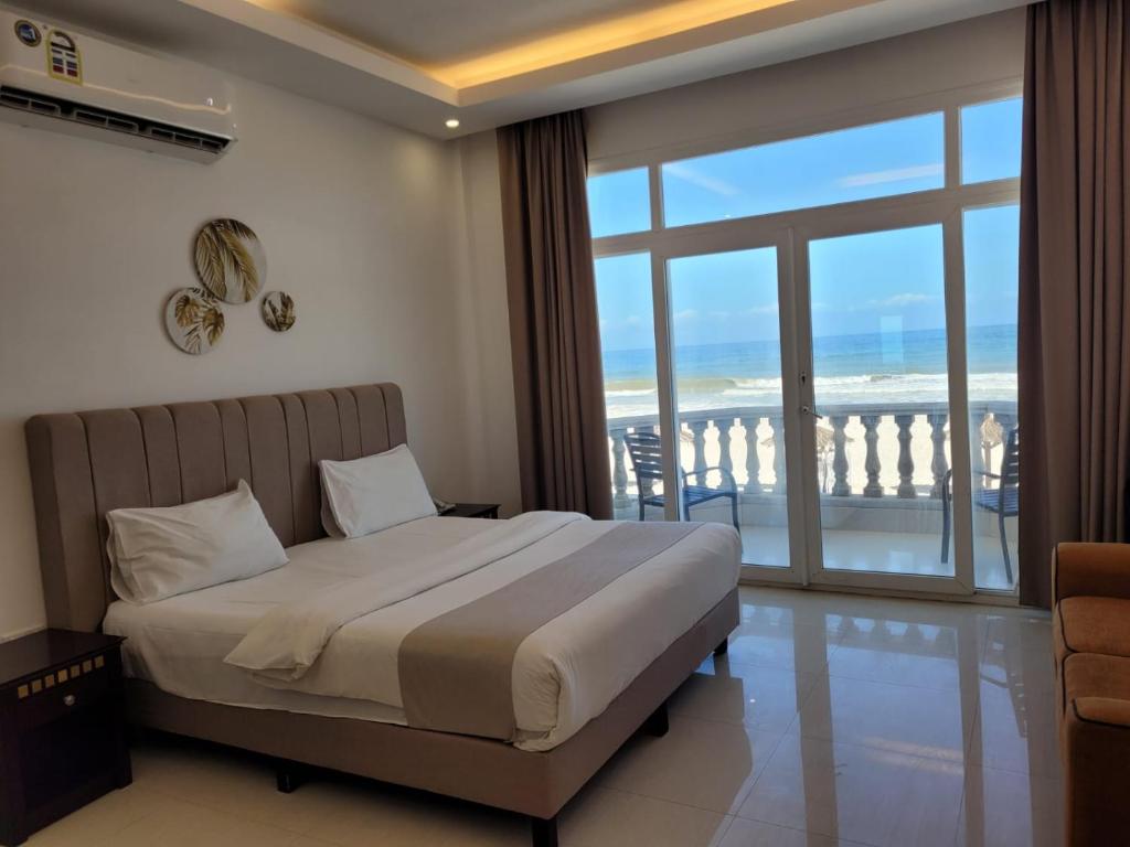 塞拉莱塞拉莱海滩度假酒店的一间卧室配有一张床,享有海景