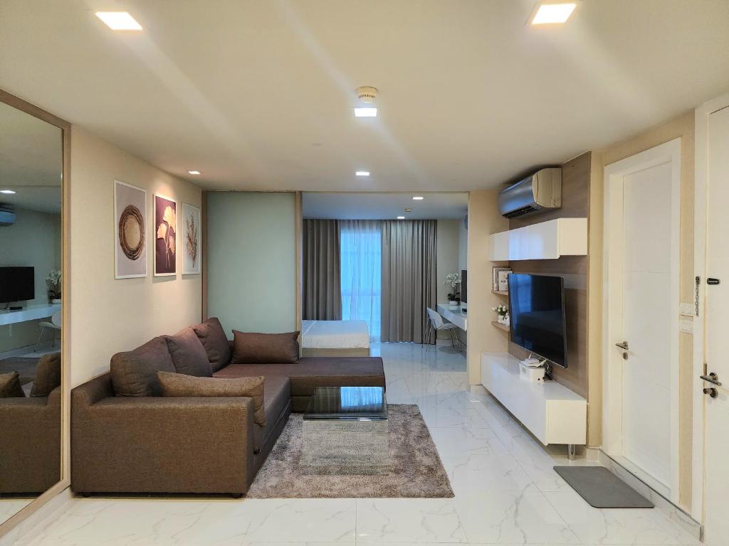 MakkasanCondominium Sukhumvit Soi 5 - BTS Nana- Room Size 47m2的带沙发和电视的客厅