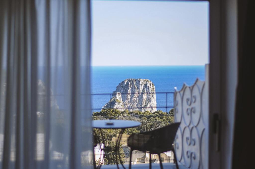 卡普里里贾纳克里斯蒂娜酒店的客房设有窗户,享有海景。