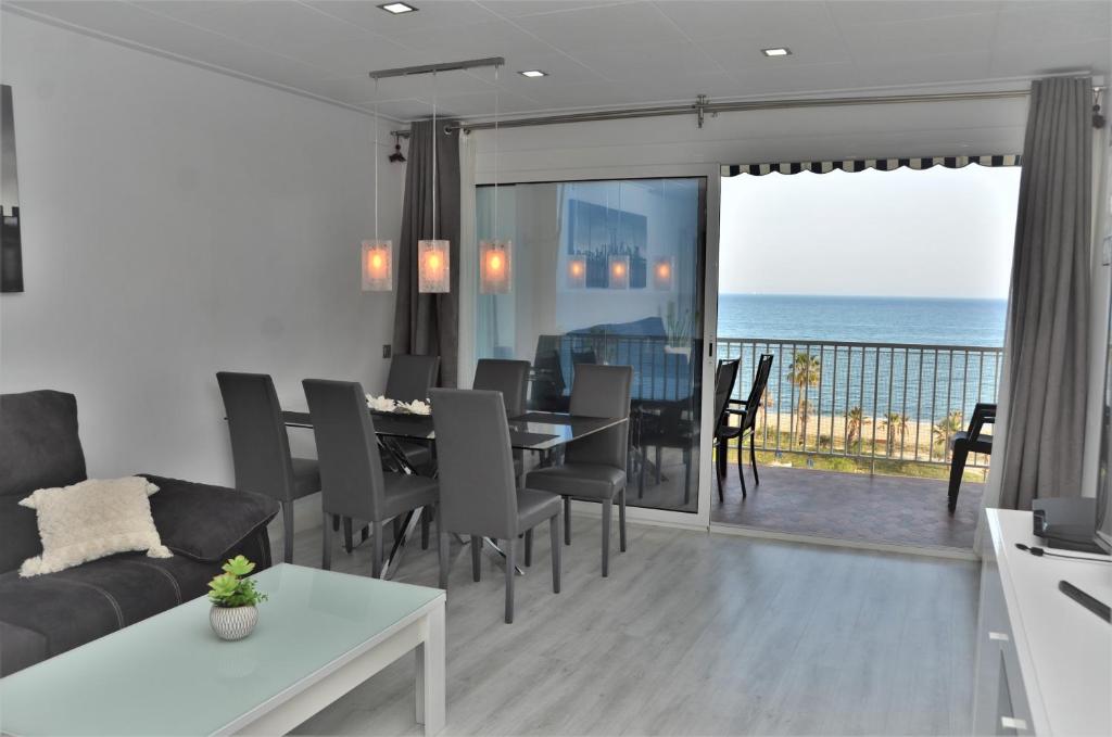 皮内达德马尔fantasticas vistas a mar的客厅配有餐桌,享有海景