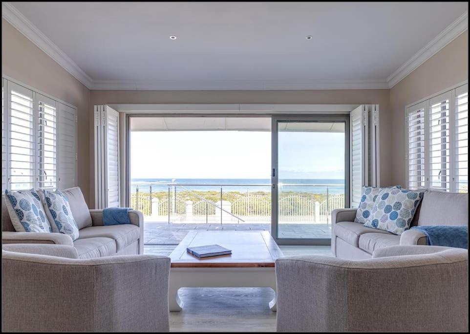 赫曼努斯Seafront Retreat in Sandbaai的客厅设有两张沙发,享有海景