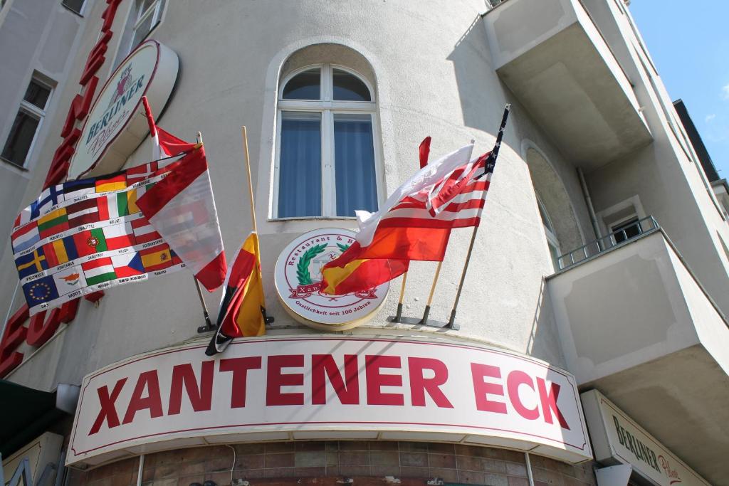 柏林艾克桑特膳食酒店的旗帜餐厅前的标志
