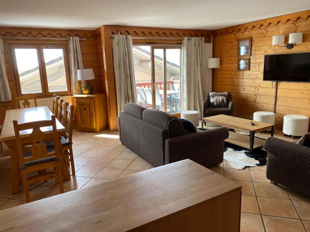 蒂涅Tignes-8-10 personnes-4 chambres-parking的带沙发、桌子和电视的客厅