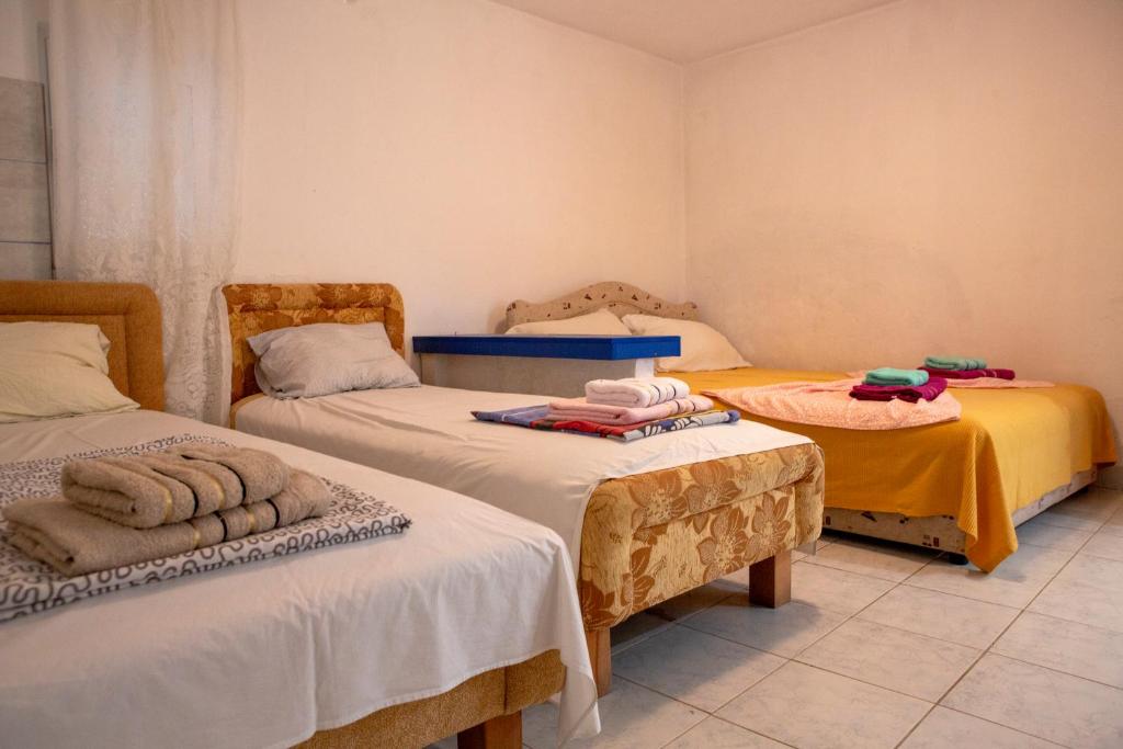 安吉Villa Horizon Canj的一间设有两张单人床和两张桌子的房间