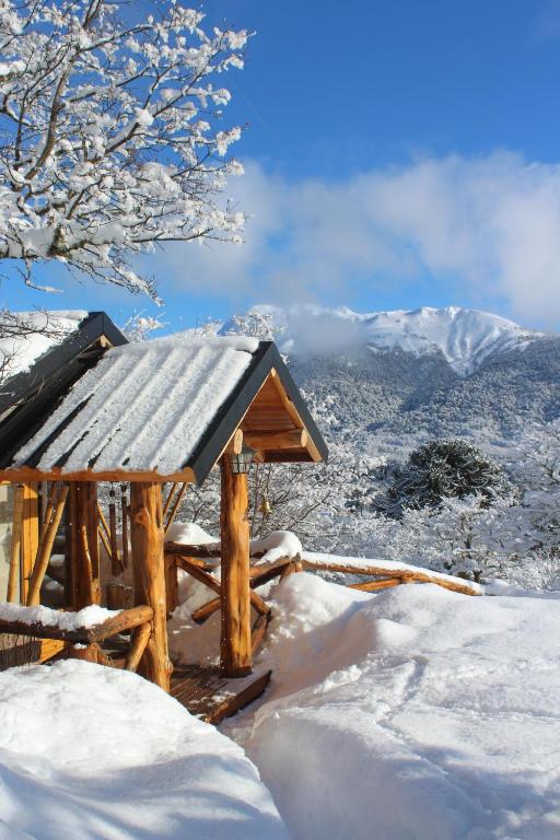 佩休尼亚镇Paraiso de Montaña的木屋,位于雪覆盖的山顶上