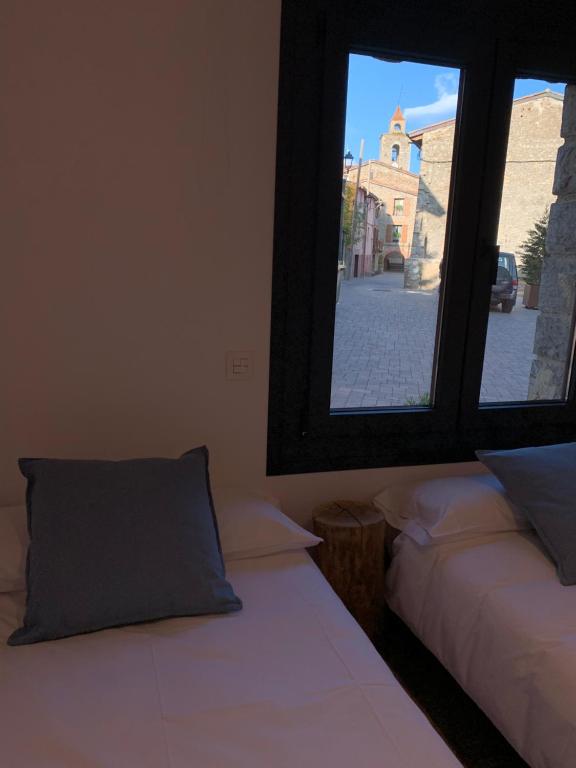 贝尔维尔德赛当亚CAL JAN - La Muralla的客房设有两张床和窗户。