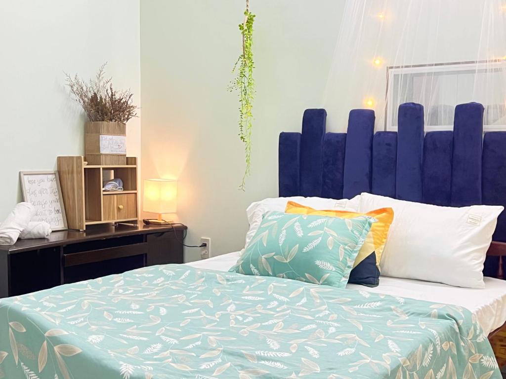 罗夷Sisters的卧室里一张带蓝色床头板的床