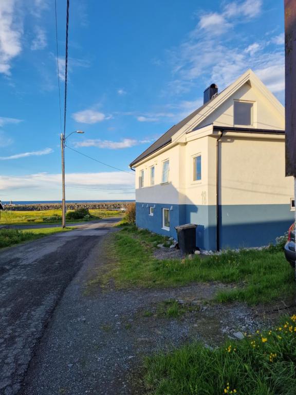 贝勒沃格Liten leilighet i Berlevåg的路边的白色和蓝色房子
