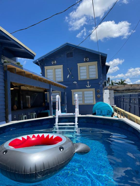迈阿密Blue Little Havana的一座房子前面的游泳池,里面装有可充气的鲸鱼